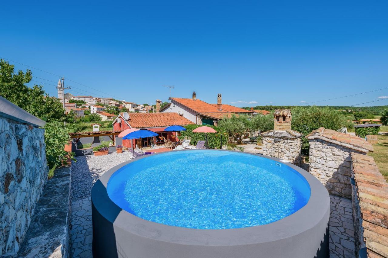 Apartment With Pool Višnjan Kültér fotó