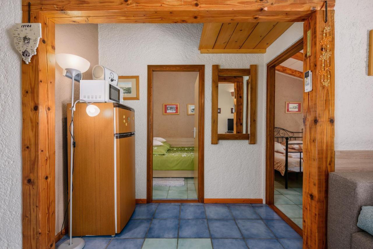 Apartment With Pool Višnjan Kültér fotó