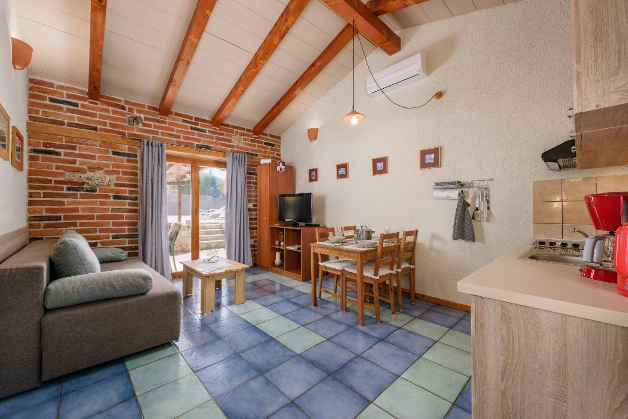 Apartment With Pool Višnjan Kültér fotó