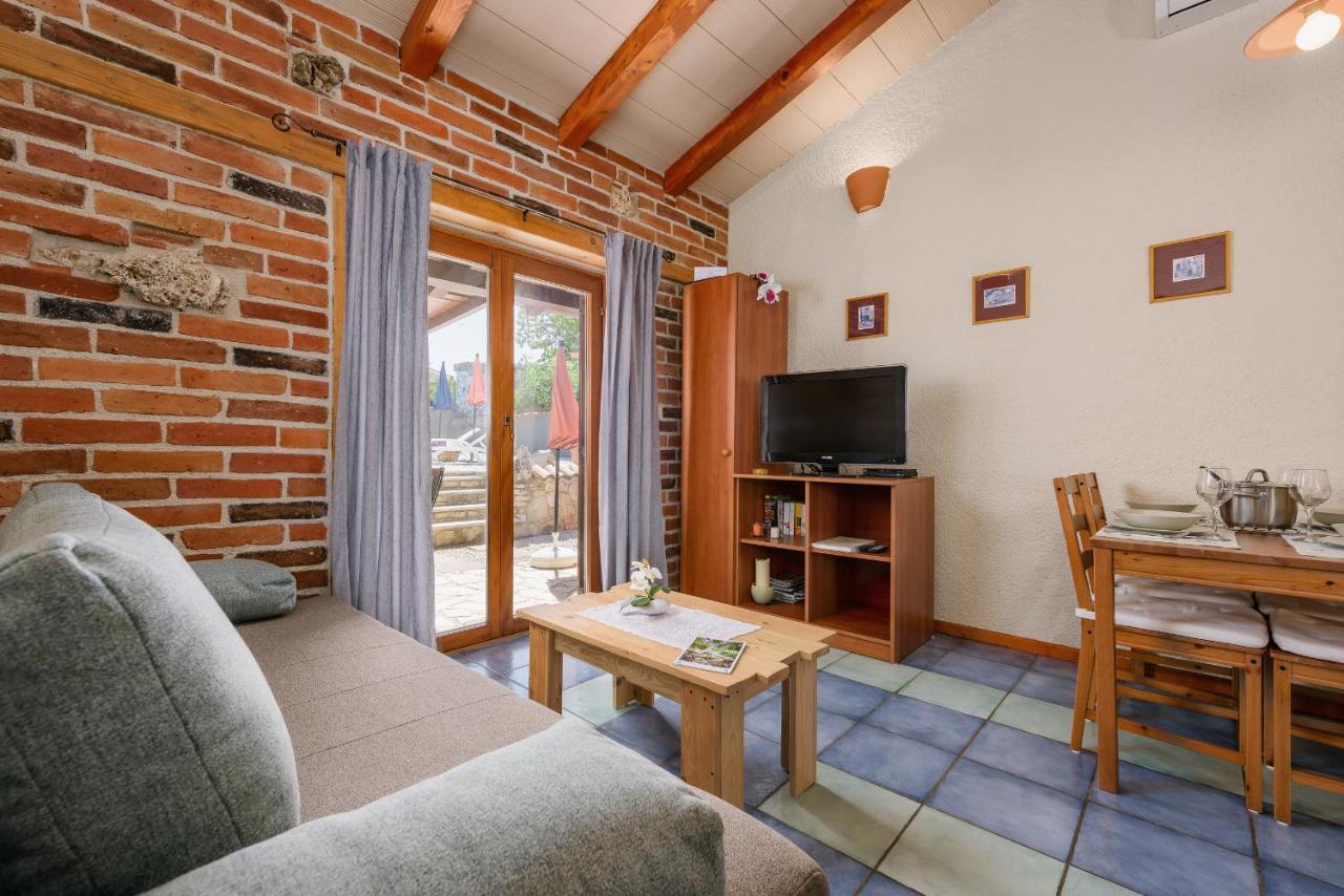 Apartment With Pool Višnjan Kültér fotó