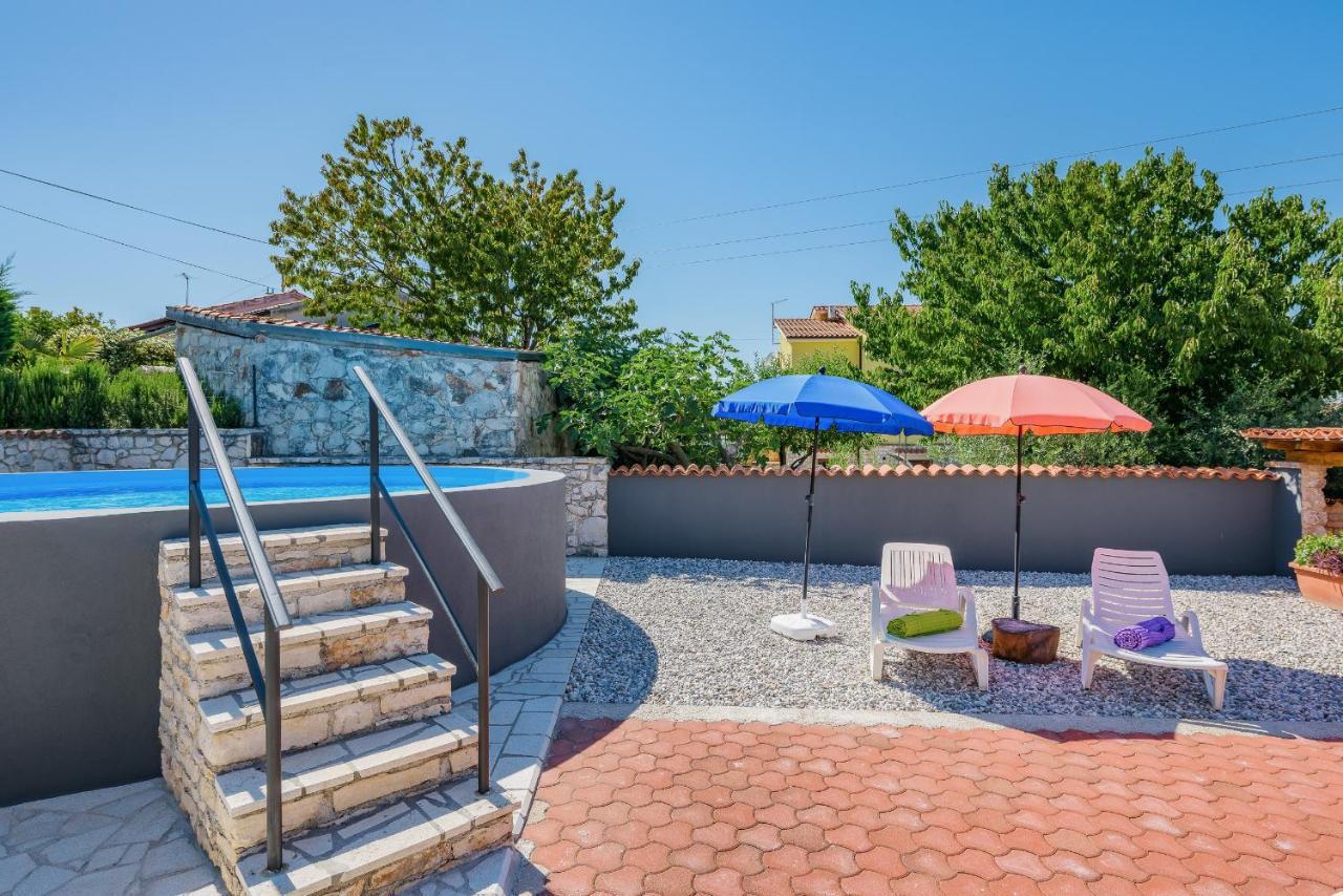 Apartment With Pool Višnjan Kültér fotó