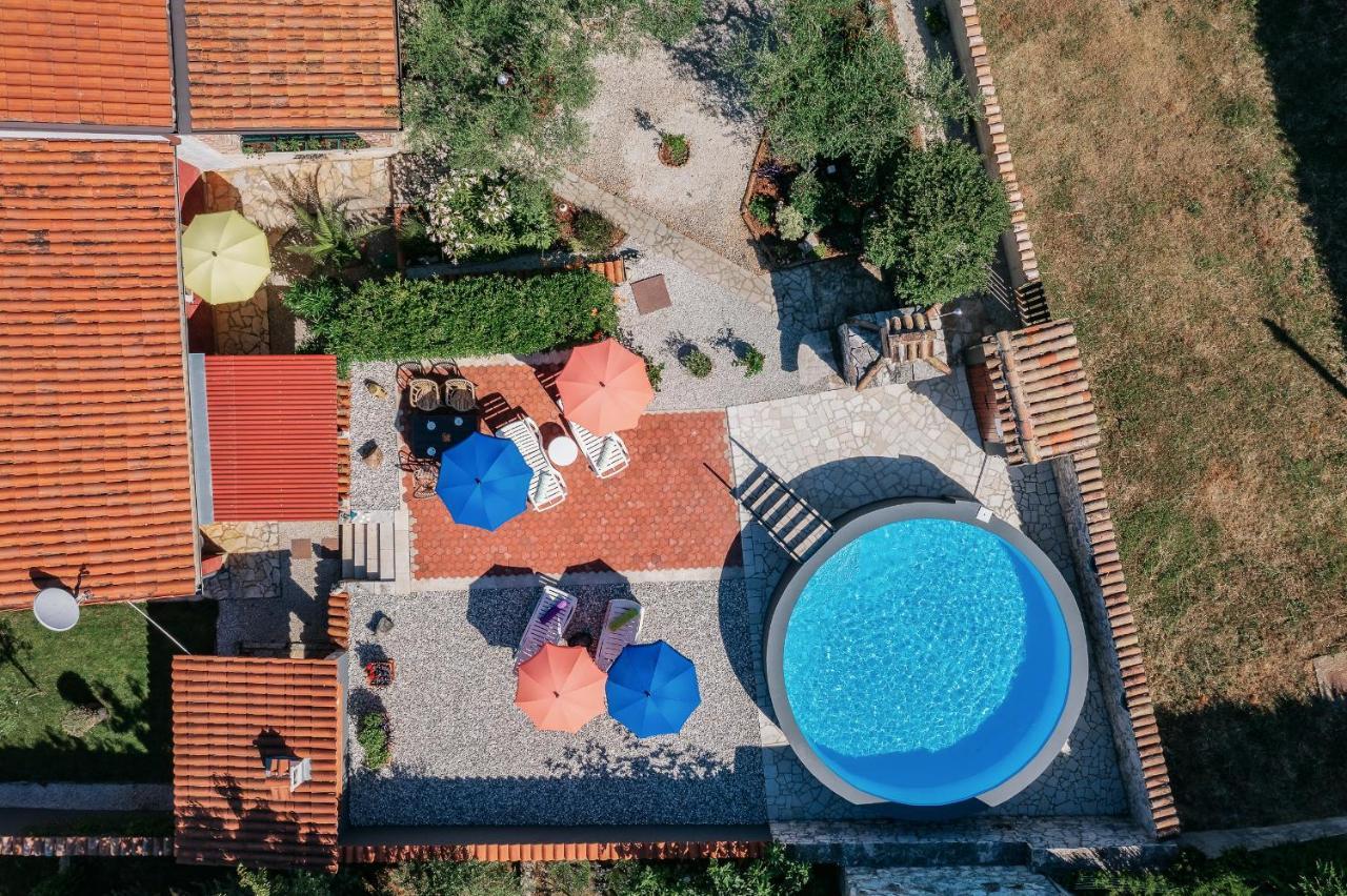 Apartment With Pool Višnjan Kültér fotó