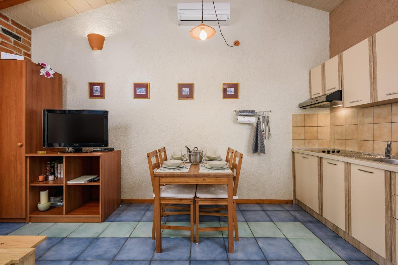 Apartment With Pool Višnjan Kültér fotó
